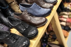 mens-shoes-on-the-wooden-shelves-at-a-store-2026-01-09-13-12-17-utc