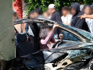 Accidente-automovilístico-entre-árboles-y-espectadores