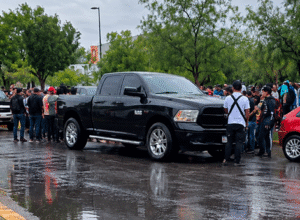 Camioneta-negra-en-calle-lluviosa