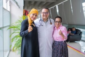 DOTOR BUENO CON SEÑORA ALEJANDRA Y SEÑORA ALMA