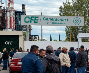 Entrada-industrial-con-trabajadores-de-CFE