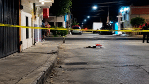 Escena-nocturna-acordonada-en-el-barrio-1