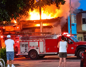 Incendio-nocturno-en-una-calle-residencial