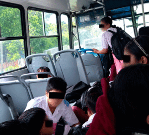Interior-concurrido-de-autobús-escolar