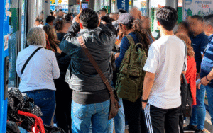 Multitud-en-la-plataforma-de-transporte